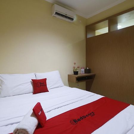 Готель Reddoorz Near Itc Cempaka Mas Джакарта Екстер'єр фото
