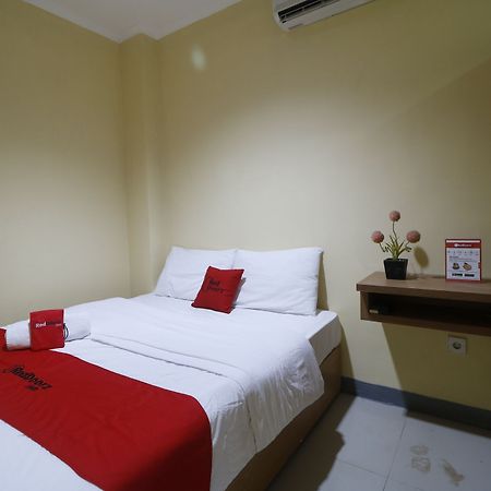 Готель Reddoorz Near Itc Cempaka Mas Джакарта Екстер'єр фото