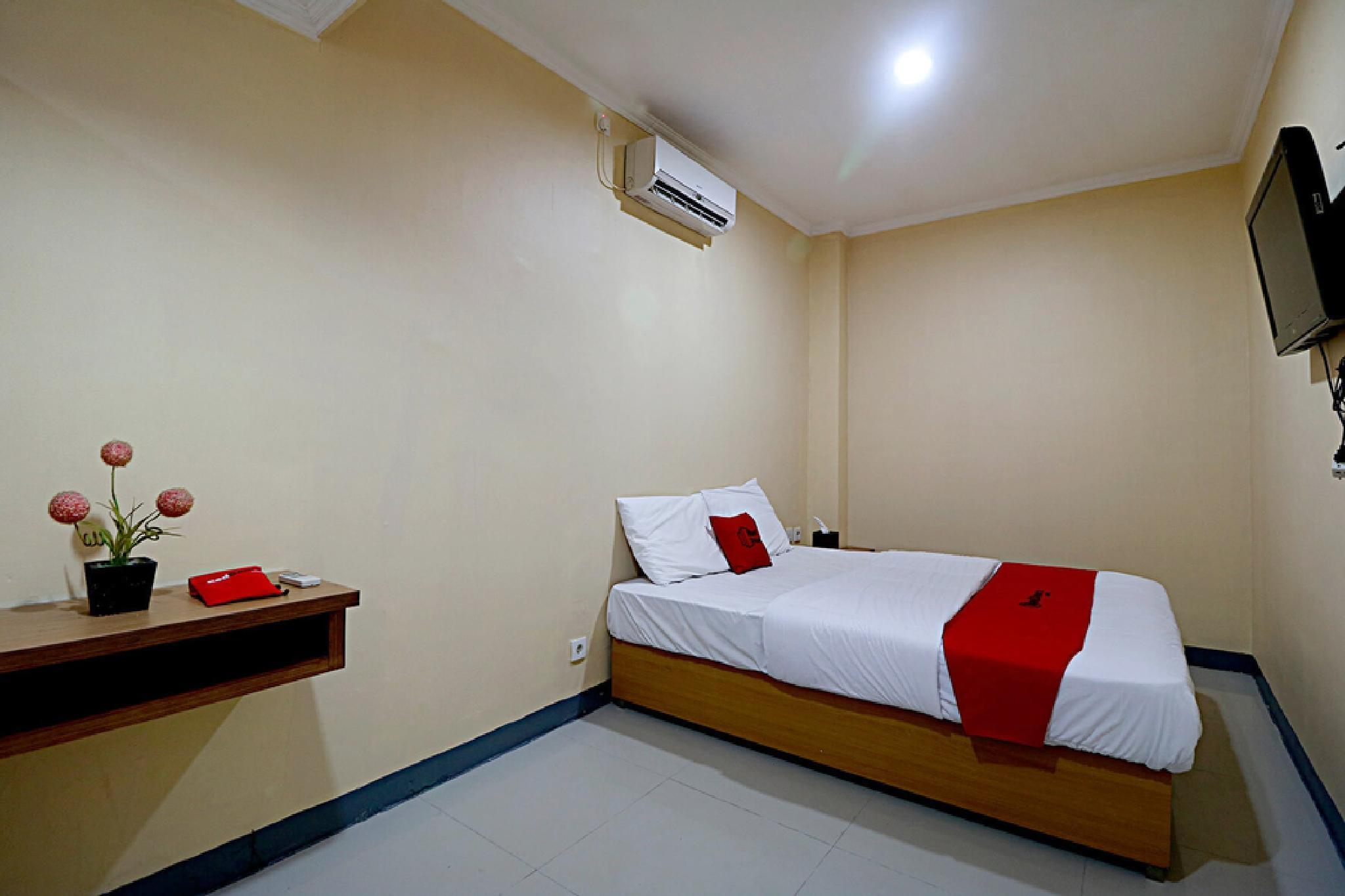 Готель Reddoorz Near Itc Cempaka Mas Джакарта Екстер'єр фото