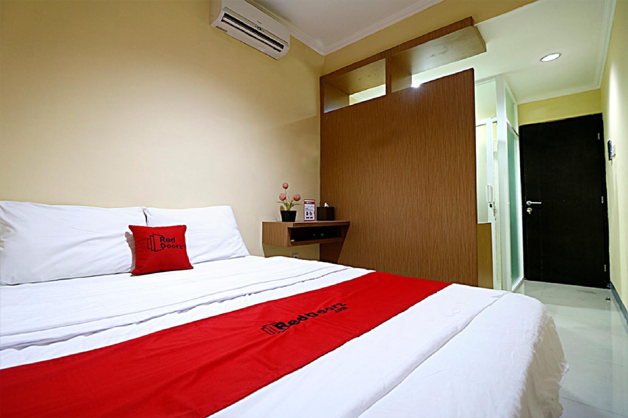 Готель Reddoorz Near Itc Cempaka Mas Джакарта Екстер'єр фото