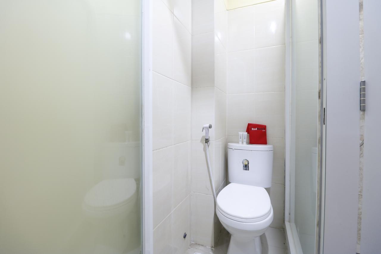 Готель Reddoorz Near Itc Cempaka Mas Джакарта Екстер'єр фото