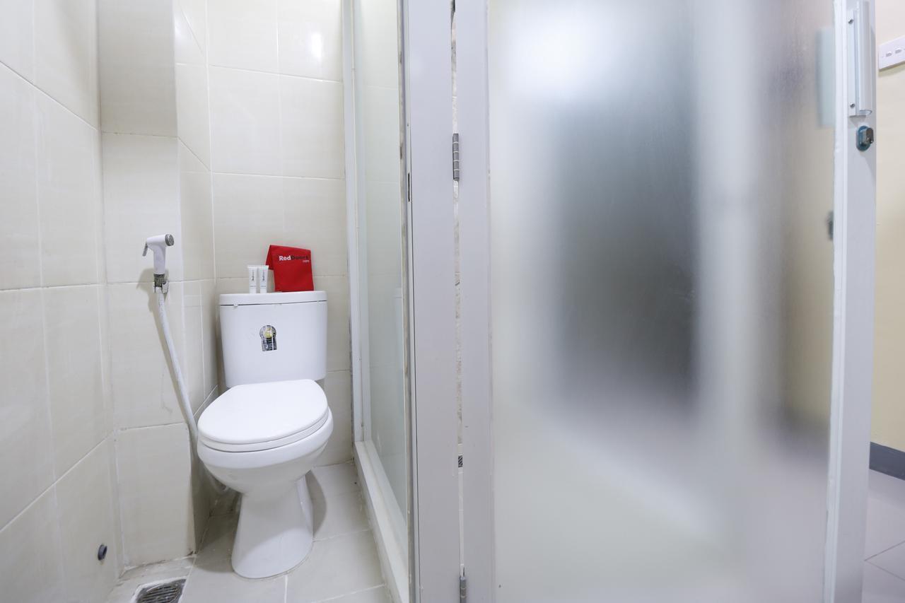Готель Reddoorz Near Itc Cempaka Mas Джакарта Екстер'єр фото