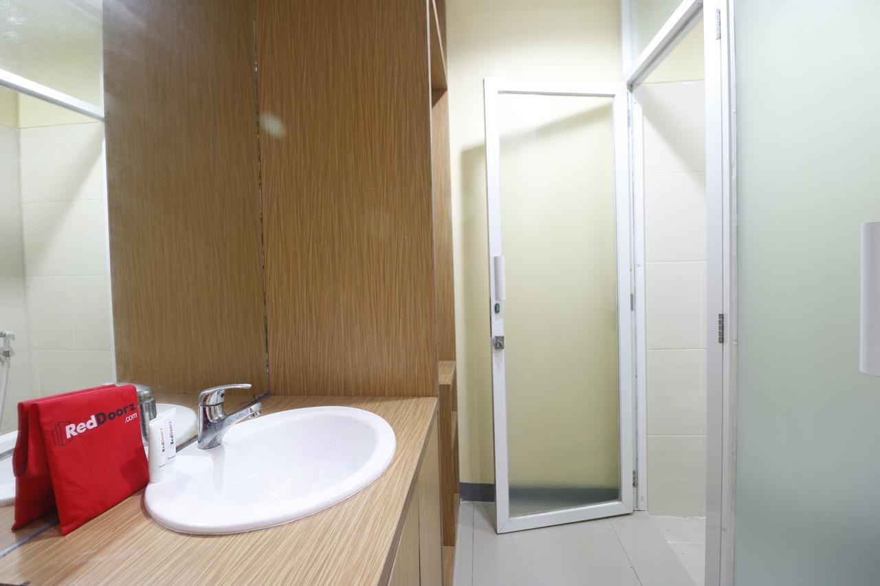 Готель Reddoorz Near Itc Cempaka Mas Джакарта Екстер'єр фото
