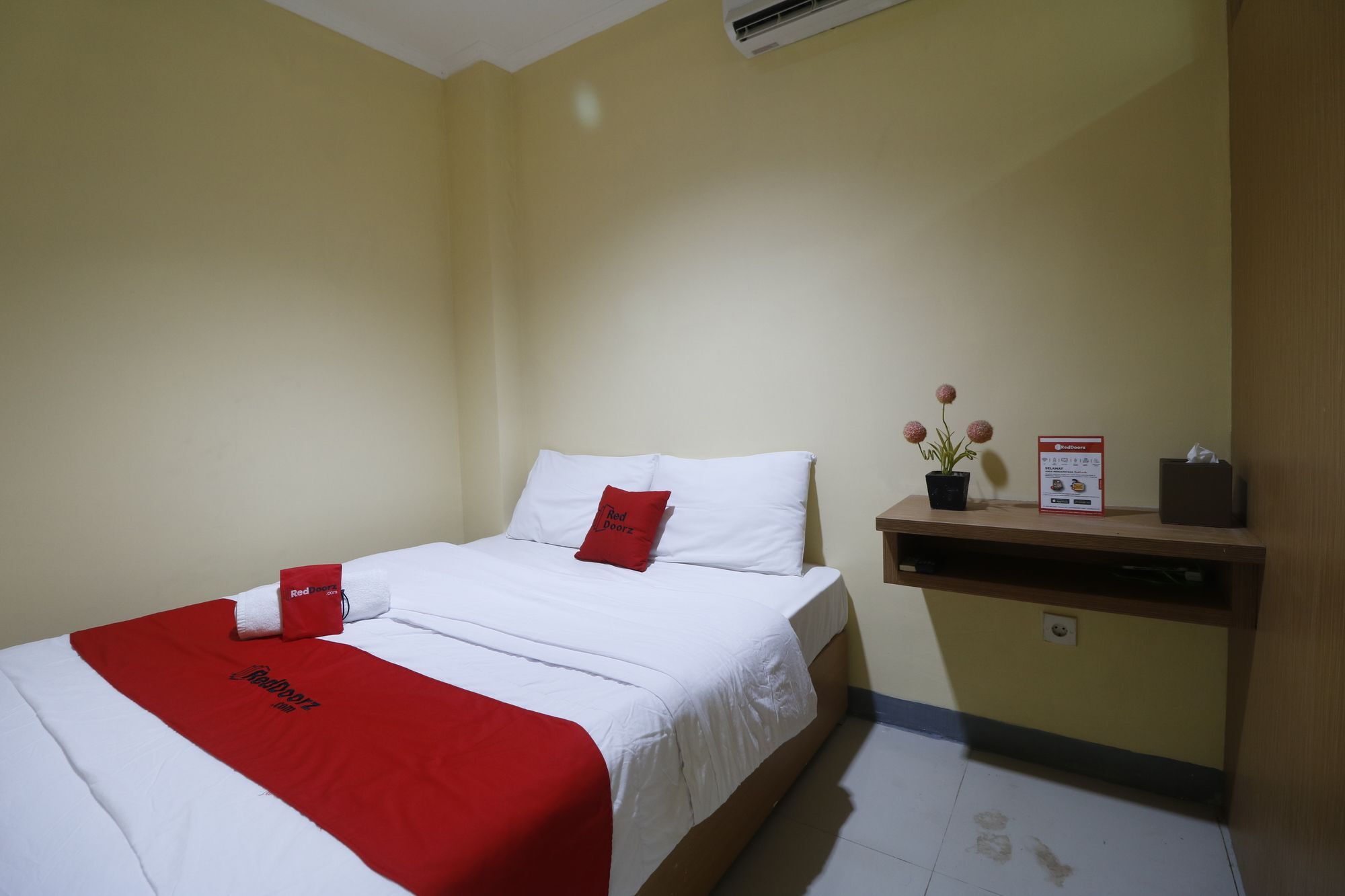 Готель Reddoorz Near Itc Cempaka Mas Джакарта Екстер'єр фото