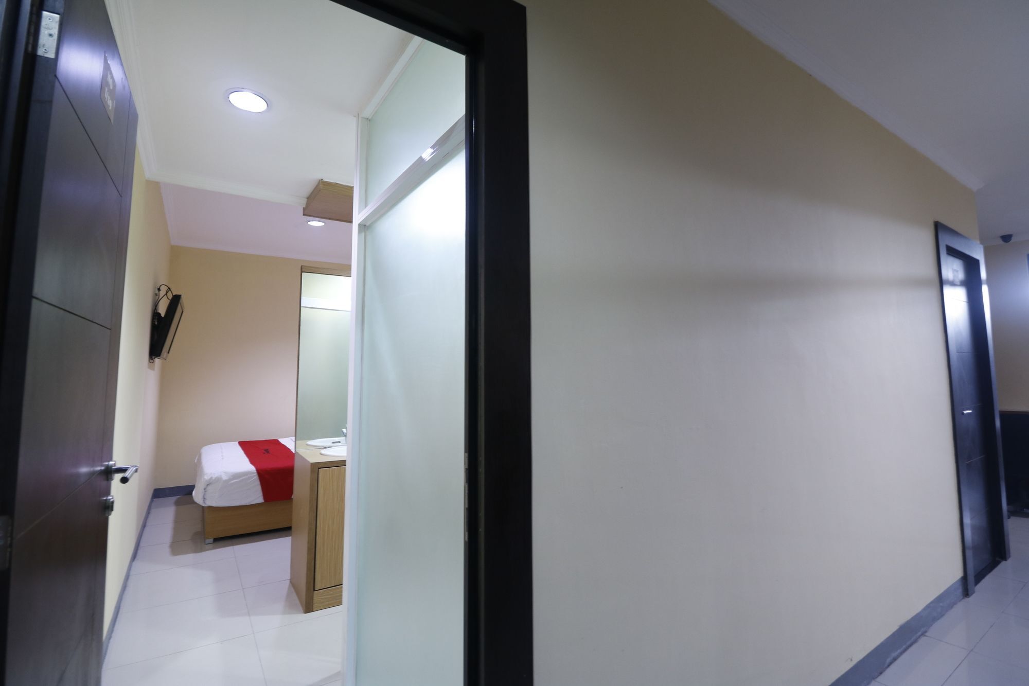 Готель Reddoorz Near Itc Cempaka Mas Джакарта Екстер'єр фото