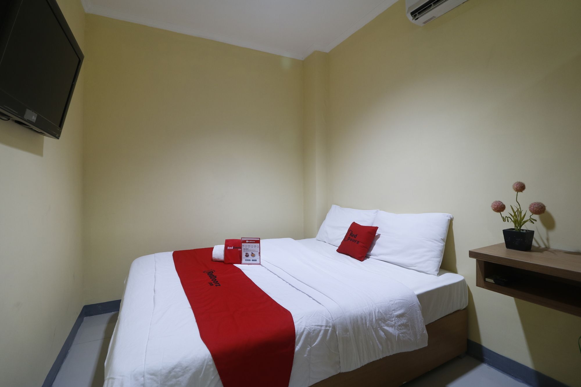 Готель Reddoorz Near Itc Cempaka Mas Джакарта Екстер'єр фото