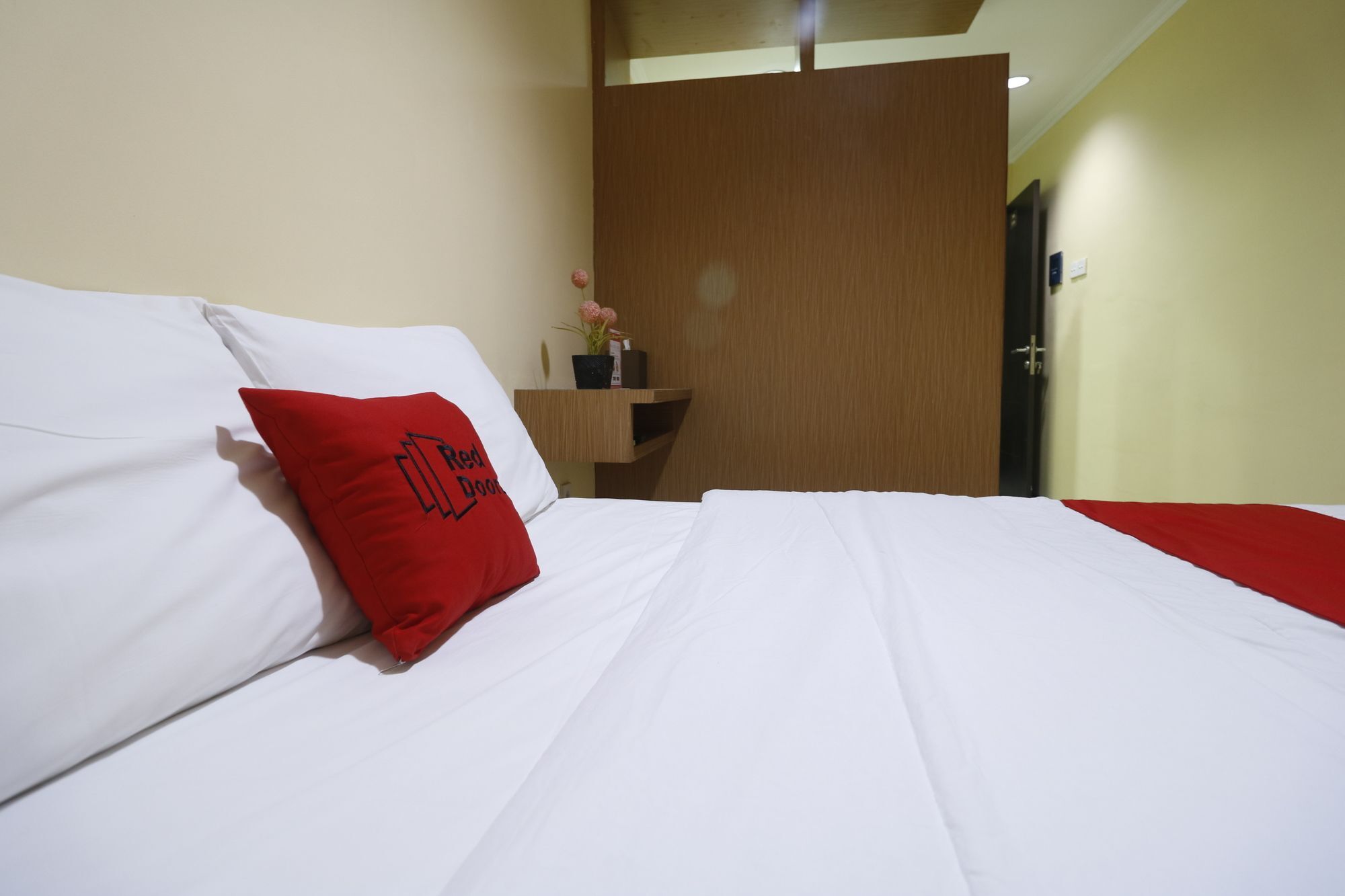 Готель Reddoorz Near Itc Cempaka Mas Джакарта Екстер'єр фото