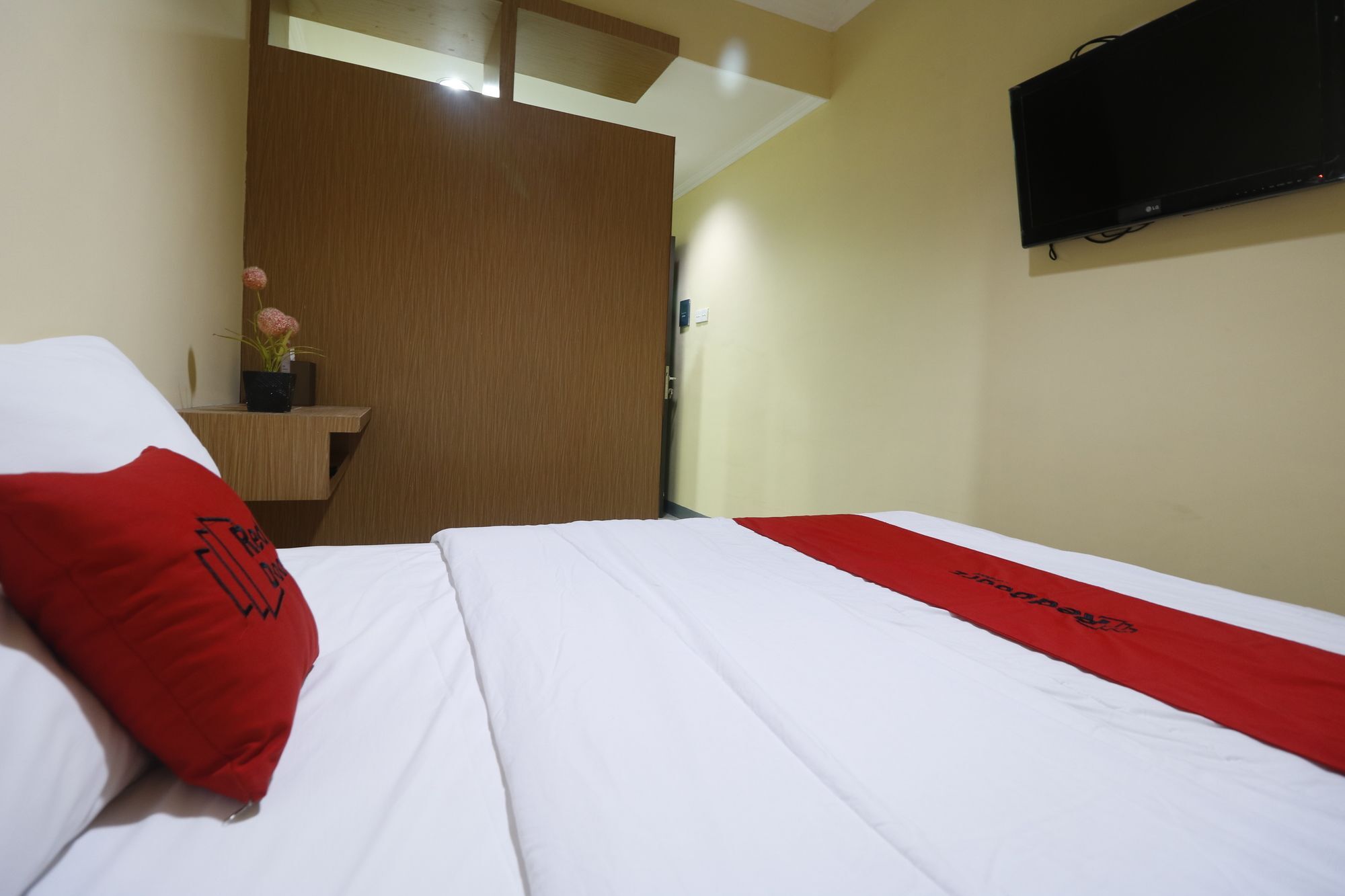 Готель Reddoorz Near Itc Cempaka Mas Джакарта Екстер'єр фото