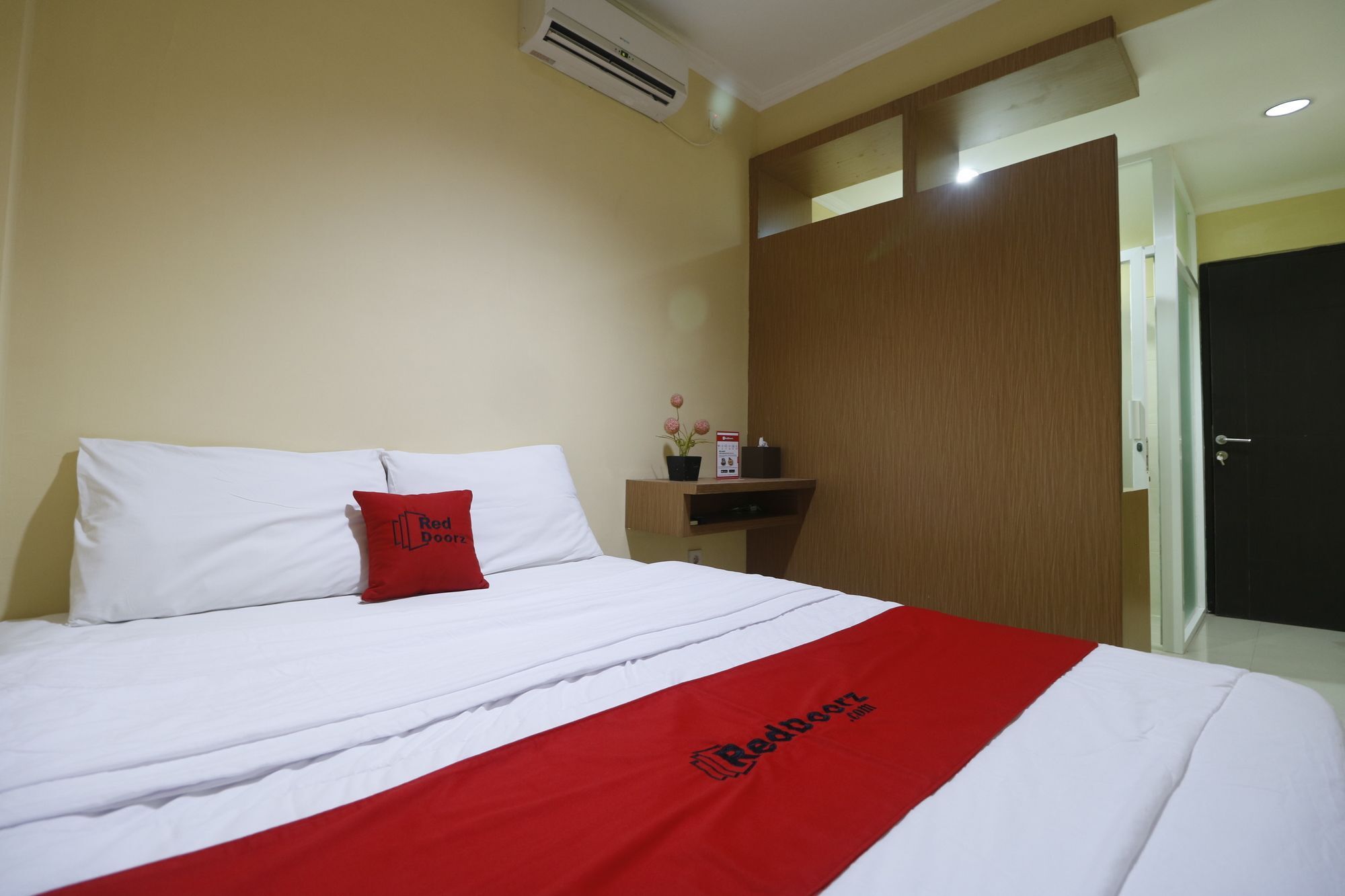 Готель Reddoorz Near Itc Cempaka Mas Джакарта Екстер'єр фото